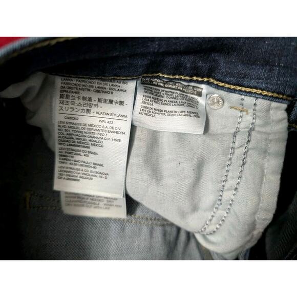 Levis Women’s Size 12 Classic Capri Blue Denim Cropped Summer Jean - Picture 6 of 6